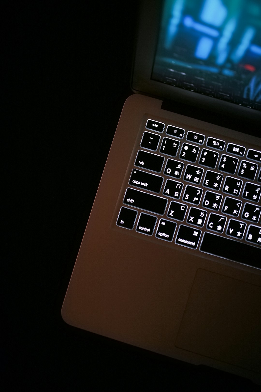 black-and-silver-laptop-computer-ba-j4hjvfns